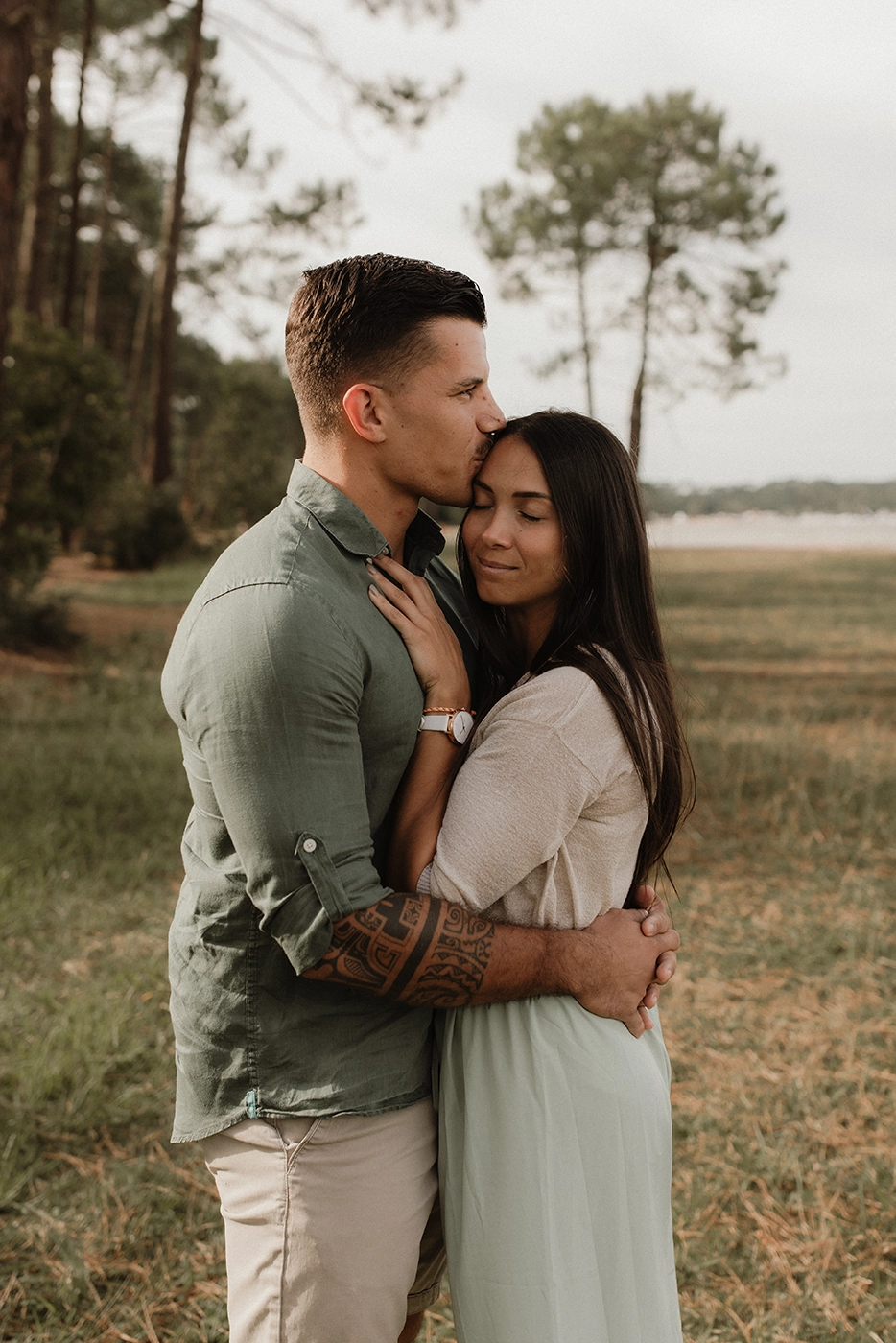 Photo d'un couple qui s'embrasse au bord d'un lac.