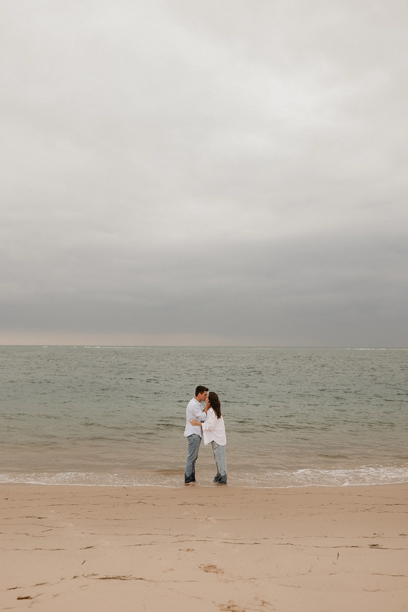 Un couple qui s'embrasse sur la plage.