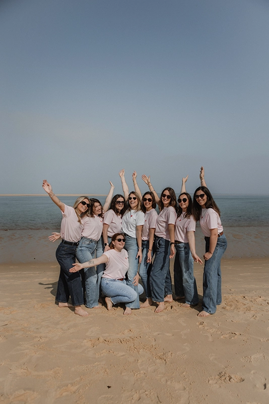 Un groupe de copines célèbre l'evjf de leur amie avec une séance photo.
